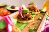 Patacones rellenos de guacamole y carne desmechada