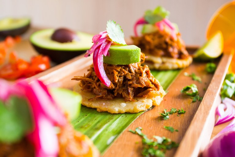 Patacones rellenos de guacamole y carne desmechada