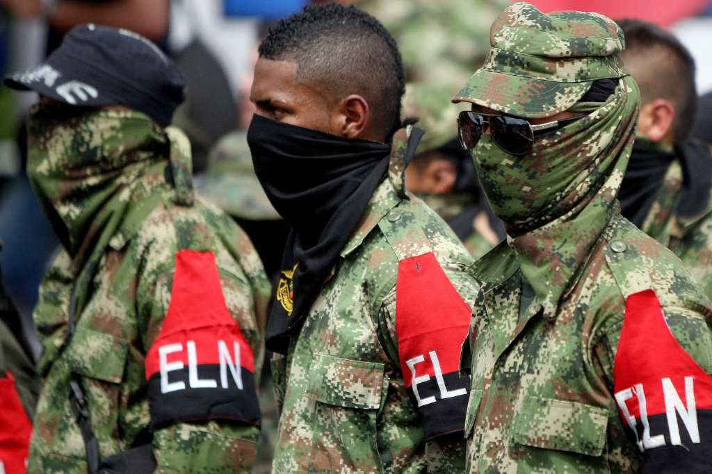 AME1799. BOGOTÁ (COLOMBIA), 10/09/2026.- Fotografía de archivo del 16 de julio de 2013 de integrantes de ELN en Cali (Colombia). Los grupos armados ilegales de Colombia crecieron un 90 % durante el mandato del expresidente Gustavo Petro (2022-2026), según alertó este jueves un informe elaborado por varias organizaciones de derechos humanos del país. EFE/Christian Escobar Mora ARCHIVO