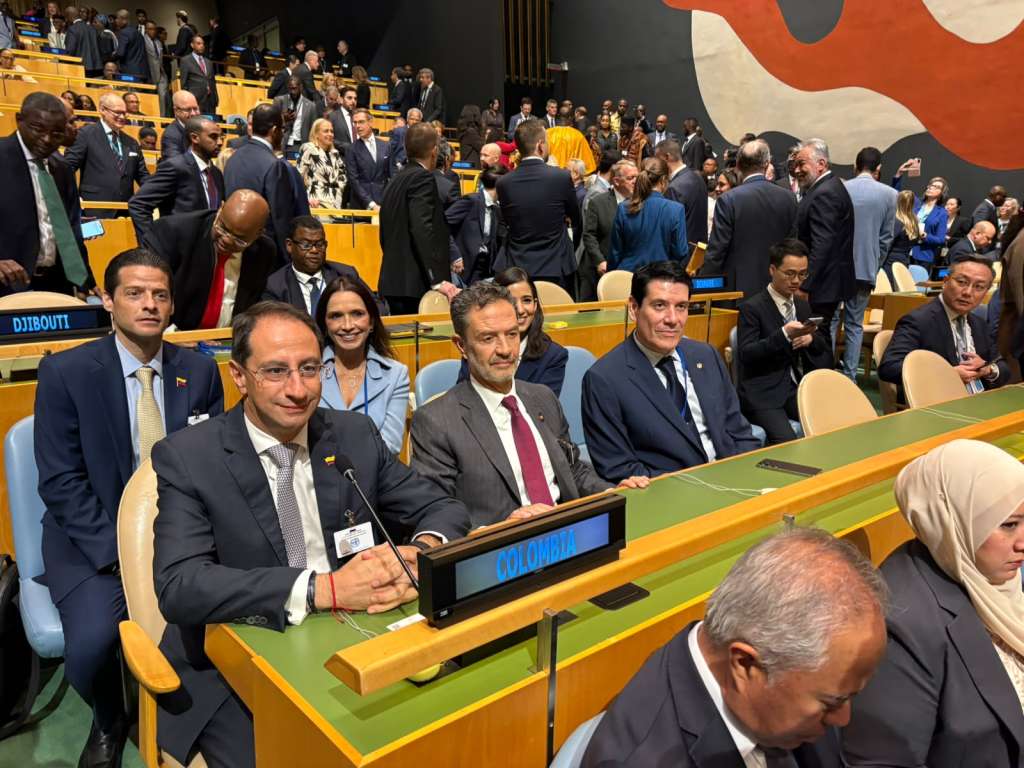La comitiva colombiana en la Asamblea General de la ONU. José Manuel Restrepo, Omar Bula, Mauricio Gaona (adelante de izquierda a derecha). Mauricio Gómez y María Consuelo Araújo (atrás).