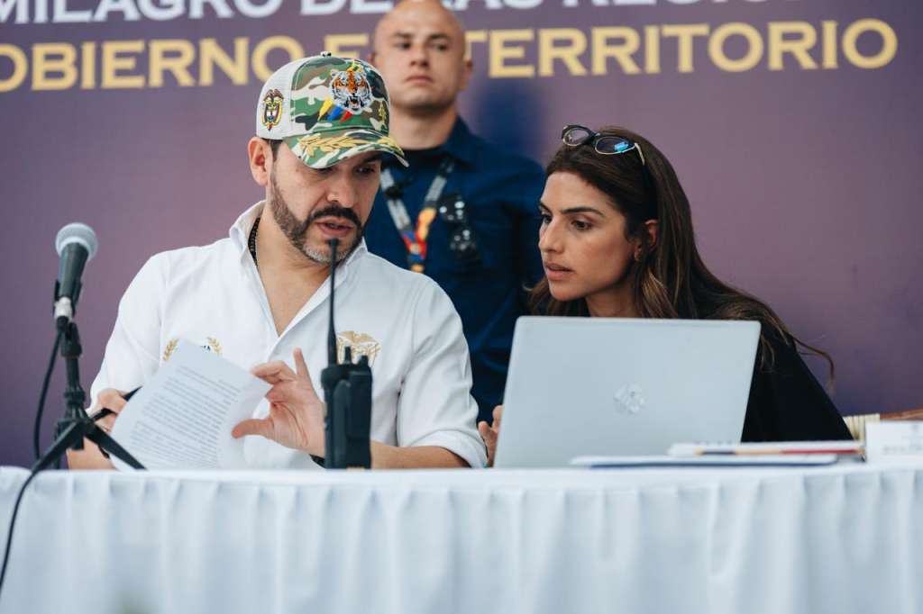 El presidente Abelardo de la Espriella y la consejera para las regiones, Valerie Lafaurie, quien también es la directora (e) de la Agencia de Renovación del Territorio.