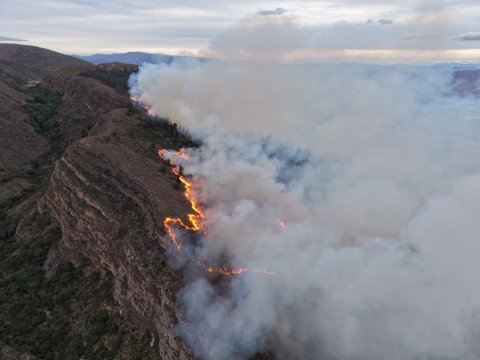 Incendio en Villa de Leyva: evacuaron hoteles; Gobierno dice que ya está estable