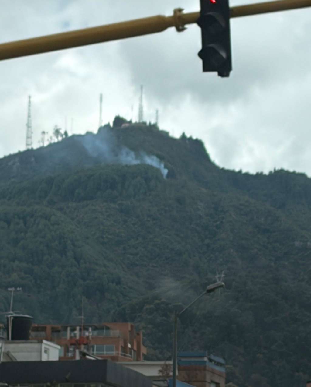 Incendio en los Cerros Orientales controlado por Bomberos de Bogotá en Las Moyas