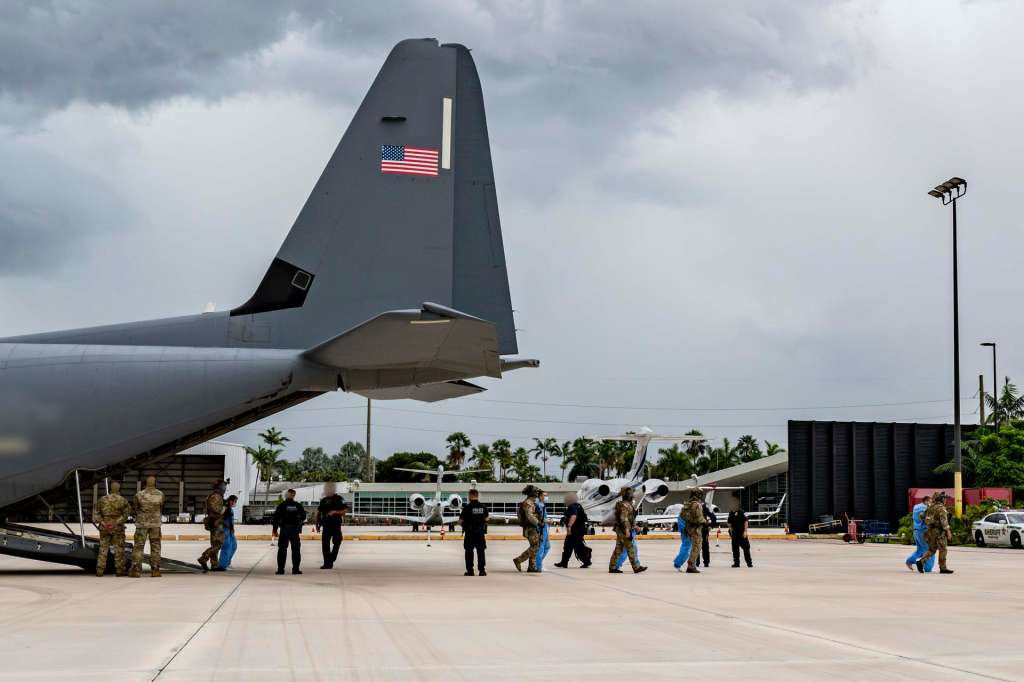 AME9535. MIAMI (ESTADOS UNIDOS), 21/09/2026.- Fotografía difundida el 20 de septiembre de 2026 en la cuenta oficial en X @FBIMiamiFL del FBI en Miami donde se observa a integrantes de la Agencia de Gobierno custodiando la llegada de personas relacionadas con el asesinato ocurrido el 7 de julio de 2021 del presidente haitiano Jovenel Moïse, a un aeropuerto en La Florida (EE.UU.). EFE/ @FBIMiamiFL / SOLO USO EDITORIAL/ NO VENTAS/ SOLO DISPONIBLE PARA ILUSTRAR LA NOTICIA QUE ACOMPAÑA (CRÉDITO OBLIGATORIO)