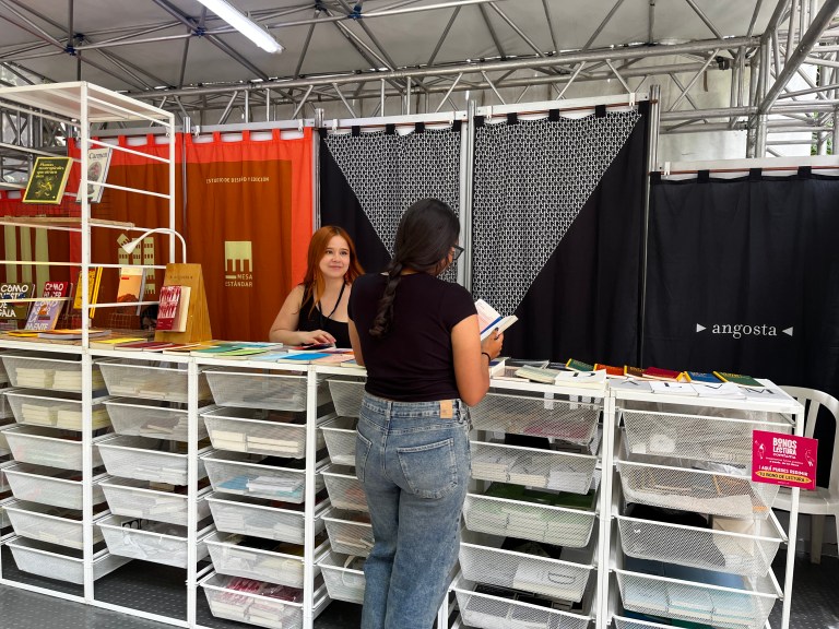 Libros y naturaleza: así vive una editorial un día en la Fiesta del Libro 2026