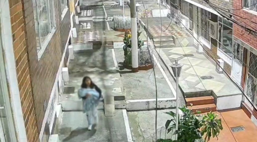 Abandonan a bebé en Kennedy. Lo encontraron a la intemperie, frente a una vivienda y quedó bajo protección del ICBF.