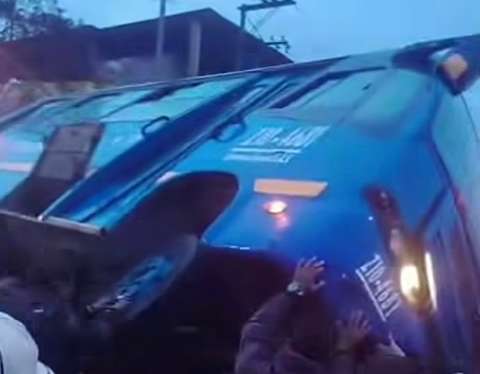 En video: ciudadanos voltearon bus del SITP para liberar a motociclistas atrapados