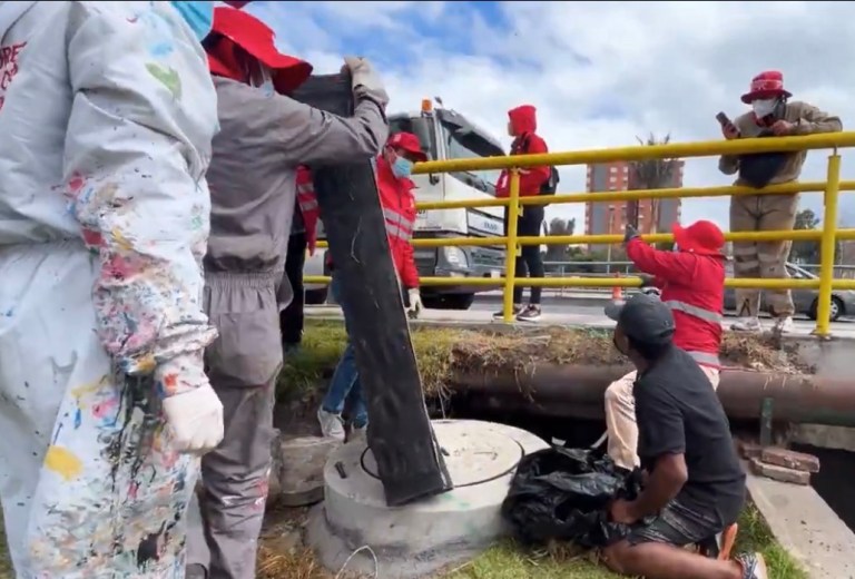 Desmontan “apartamento” bajo un puente en Usaquén: tenía muebles y colchones
