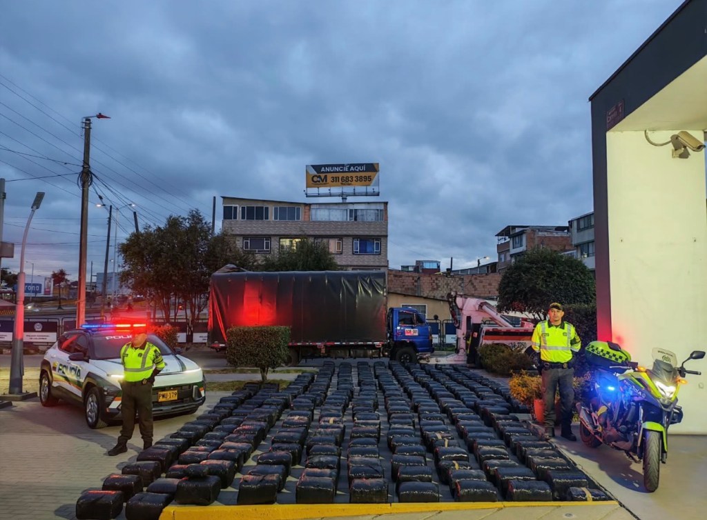 La marihuana estaba empacada en bolsas y lonas, cubierta con vinipel y escondida dentro de la carrocería del camión.