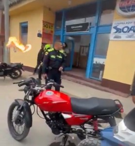 Agresivo motociclista intentó quemar a agente de tránsito en Guasca (Cundinamarca)