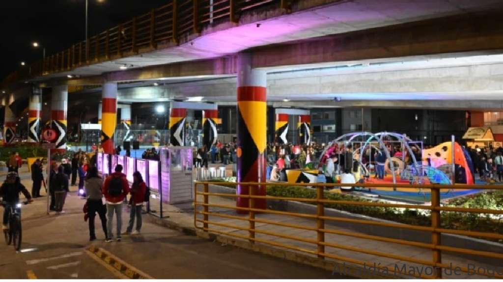 La cancha de pádel quedó instalada en el espacio público bajo el puente de la calle 63 con Boyacá, junto a un gimnasio y un parque infantil.