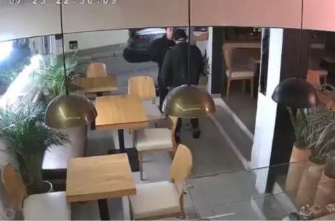 ¿Recuerda al que golpeó a su empleadora en una pastelería en Usaquén? Ya está en prisión