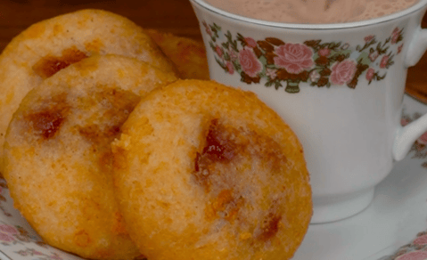 Arepas de peto rellenas de bocadillo y queso