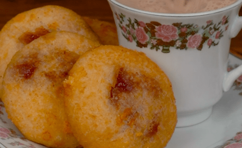 Arepas de peto rellenas de bocadillo y queso