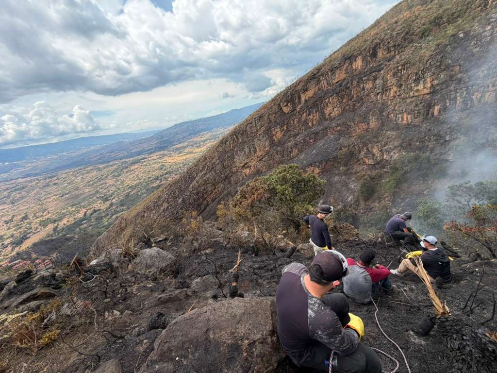 Voluntarios apagando un foco en el cañón de la Colorada, dentro del parque nacional Iguaque.