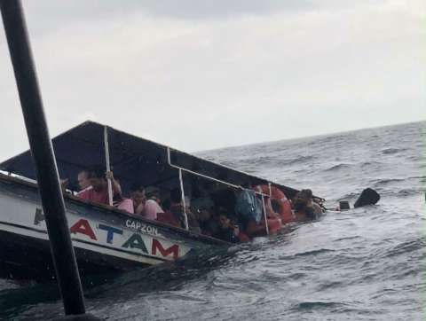 Lancha turística con 20 personas se volcó en Santa Marta: todos fueron rescatados
