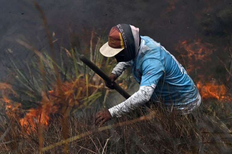 El gobernador de Boyacá, Carlos Amaya, dijo que para contener la emergencia, la Unidad Nacional para la Gestión del Riesgo y Desastres (UNGRD) ha estado trabajando con 19 cuerpos de bomberos y 250 personas. Además, tres helicópteros han operado en los puntos críticos.