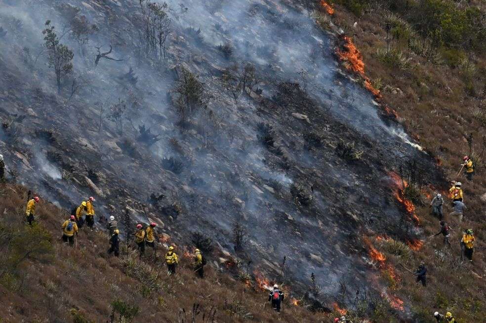 El incendio comenzó a extenderse por el cerro San Marcos, muy cerca de la plaza central de Villa de Leyva, en Boyacá.