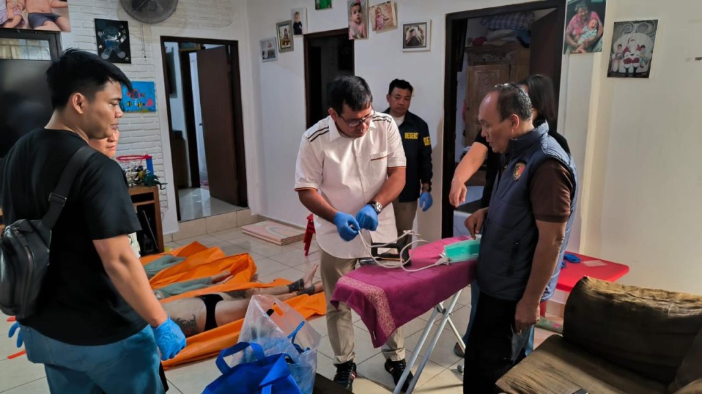 BALI (INDONESIA), 14/09/2026.- La Policía de Indonesia investiga este lunes la muerte de una familia australiana en la turística isla de Bali, donde, según informes preliminares de las autoridades locales, un padre habría matado a sus dos hijos antes de quitarse la vida. La policía detalló en un comunicado que "los hallazgos iniciales" indican que los dos niños "fallecieron como consecuencia de actos violentos, mientras que se sospecha que" el padre, identificado como SDJ, "murió por suicidio mediante ahorcamiento" dentro de su vivienda en la localidad de Kuta, donde residían desde 2022. EFE/Policía de Denpasar/SOLO USO EDITORIAL/SOLO DISPONIBLE PARA ILUSTRAR LA NOTICIA QUE ACOMPAÑA (CRÉDITO OBLIGATORIO)