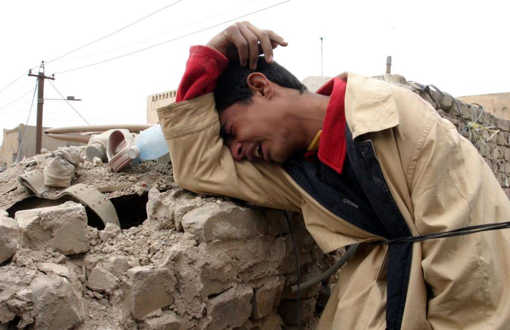BAGHDAD (Iraq), 28/09/2026.- (FILE) - An Iraqi man cries after his home was destroyed by a rocket in Baghdad's Zafranea neighbourhood, Iraq, 10 January 2005 (reissued on 28 September 2026). The international coalition’s military mission in Iraq, led by the United States, ends on 30 September 2026. The transition follows a September 2024 agreement between Washington and Baghdad that launched a phased drawdown in 2025. The US‑led invasion that began on 20 March 2003 under ‘Operation Iraqi Freedom’ to depose Saddam Hussein was highly controversial, particularly the tenure of L. Paul Bremer III as US Presidential Envoy and head of the Coalition Provisional Authority from 2003 to 2004. (Estados Unidos, Bagdad) EFE/EPA/MOHAMED MESSARA ATTENTION: This Image is part of a PHOTO SET