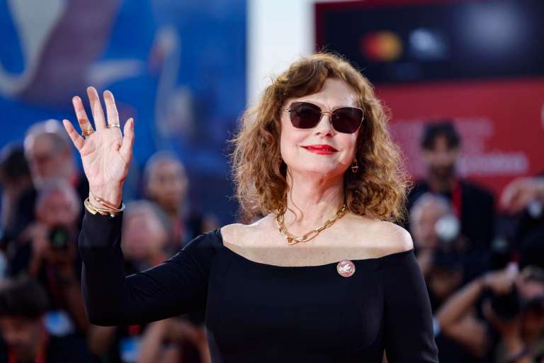 La actriz Susan Sarandon eligió un vestido negro de manga larga con escote que combinó con gafas de sol. / EFE/EPA/Fabio Frustaci