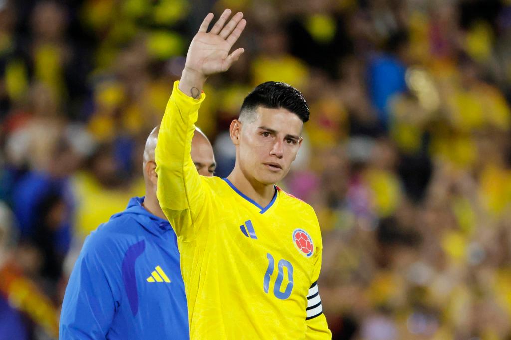 AMDEP6213. BOGOTÁ (COLOMBIA), 15/09/2026.- Fotografía de archivo del 1 de junio de 2026 que muestra al futbolista colombianoi James Rodríguez saludando al finalizar un partido en el estadio El Campín en Bogotá (Colombia). Rodríguez anunció su retiro de la selección colombiana, con la que fue goleador del Mundial de Brasil 2014, el jugador que más veces ha vestido la camiseta tricolor y es el segundo máximo artillero. EFE/ Carlos Ortega ARCHIVO