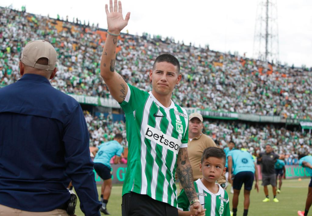 AME7122. MEDELLÍN (COLOMBIA), 13/09/2026.- El futbolista colombiano James Rodríguez saluda a aficionados durante su presentación como nuevo jugador de Atlético Nacional este domingo, en el estadio Atanasio Girardot de Medellín (Colombia). EFE/ STR