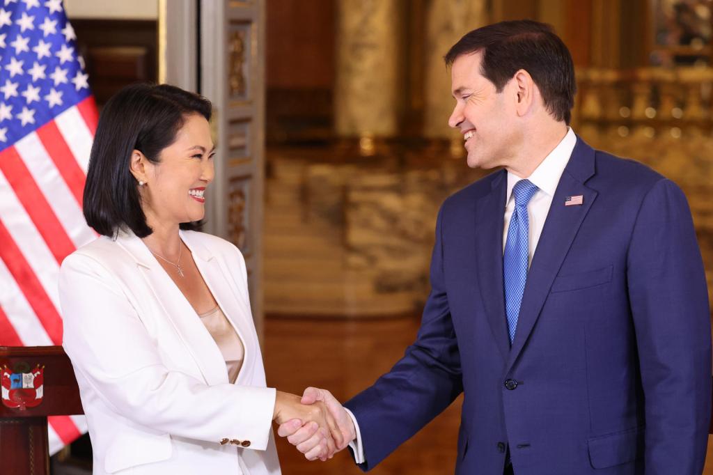 FOTODELDÍA AME6210. LIMA (PERÚ), 10/09/2026.- La presidenta de Perú, Keiko Fujimori (i), saluda al secretario de Estado de Estados Unidos, Marco Rubio, durante una rueda de prensa este jueves, en Lima (Perú). Fujimori confirmó que su país formará parte del Escudo de las Américas, la coalición contra el crimen organizado transnacional impulsada por Donald Trump tras el encuentro que mantuvo en el Palacio de Gobierno con Rubio. EFE/ Paolo Aguilar