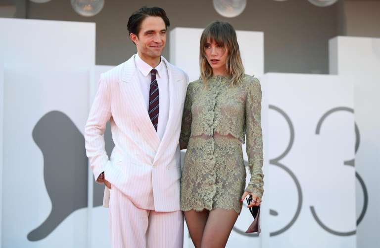 El actor británico Robert Pattinson, vestido por Dior, y Suki Waterhouse, de Saint Laurent, en el estreno de 'Primetime'. / EFE/EPA/ Ettore Ferrari