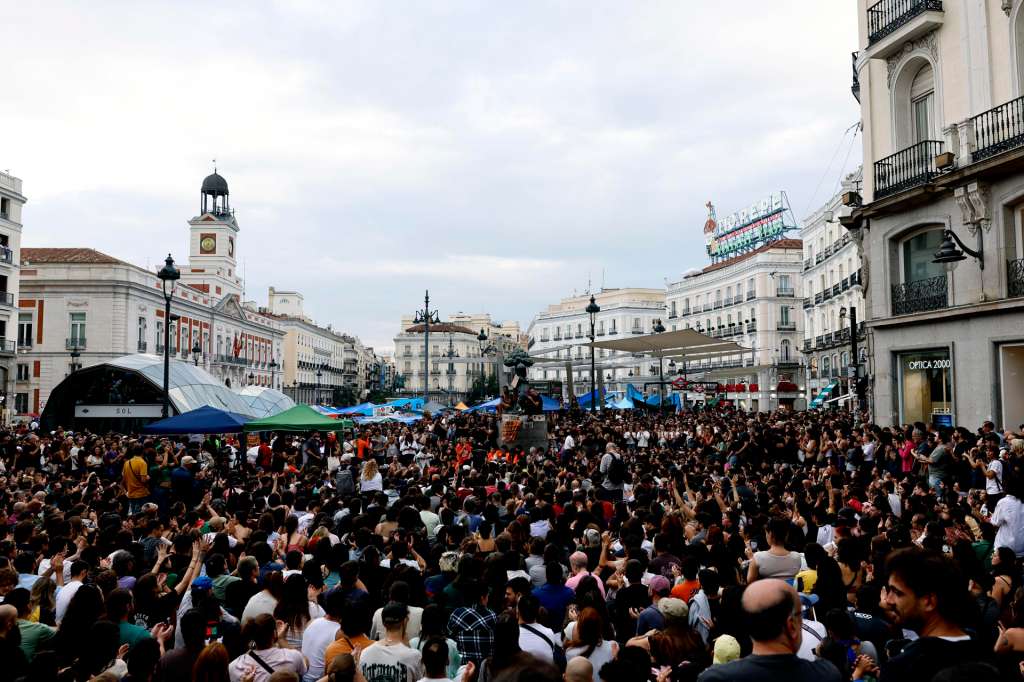 MADRID, 29/09/2026.- Vista de la Puerta del Sol donde unas mil personas llevan acampadas ya tres noches en protesta por la situación de la vivienda. La Comunidad de Madrid ha dado 48 horas para que la Delegación del Gobierno desmantele la acampada "ilegal" de la Puerta del Sol en protesta por la situación de la vivienda y el desahucio de Maricarmen, o de lo contrario acudirá a los tribunales, incluida la vía penal contra el delegado del Gobierno, Francisco Martín. EFE/ Rodrigo Jiménez
