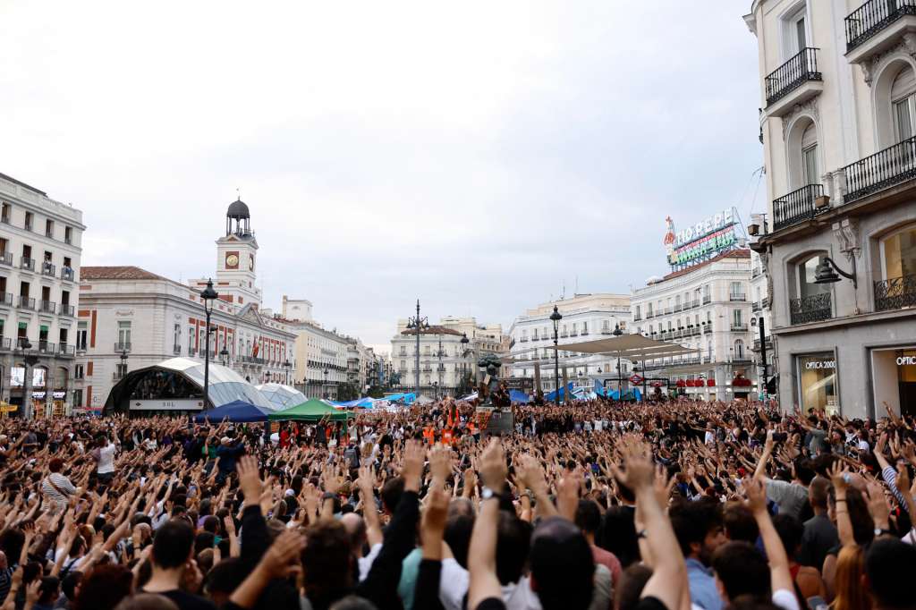 MADRID, 29/09/2026.- Vista de la Puerta del Sol donde unas mil personas llevan acampadas ya tres noches en protesta por la situación de la vivienda. La Comunidad de Madrid ha dado 48 horas para que la Delegación del Gobierno desmantele la acampada "ilegal" de la Puerta del Sol en protesta por la situación de la vivienda y el desahucio de Maricarmen, o de lo contrario acudirá a los tribunales, incluida la vía penal contra el delegado del Gobierno, Francisco Martín. EFE/ Rodrigo Jiménez
