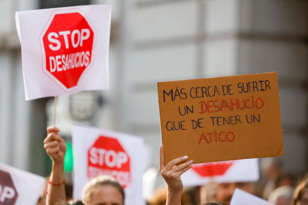 FOTODELDÍA MADRID, 26/09/2026.-Vista de la manifestación de apoyo a Maricarmen, la anciana desahuciada el pasado miércoles en el distrito de Retiro, convocada por el Sindicato de Inquilinas e Inquilinos de Madrid, en la que pretende "señalar a los responsables" del desahucio de esta mujer de 87 años de la vivienda en que residía desde hace 70 años, este sábado en Madrid.-EFE/ Javier Lizón