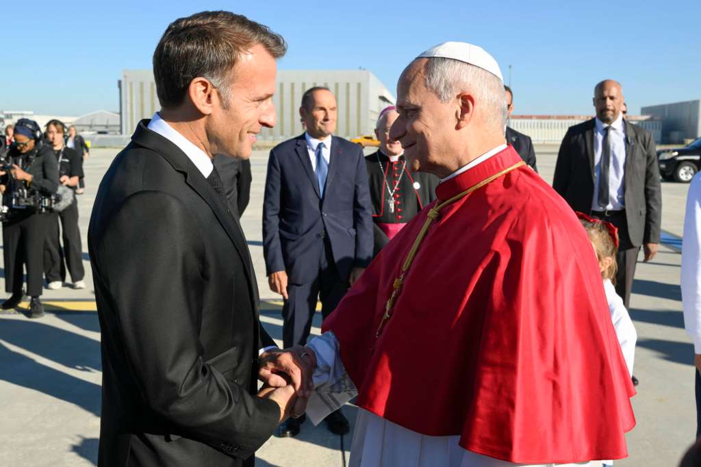 PARÍS (FRANCIA), 25/09/2026.- El papa León XIV (d) es recibido por el presidente francés, Emmanuel Macron (i) a su llegada al aeropuerto de París-Orly, Francia este viernes, donde permanecerá hasta el próximo lunes. En su primera etapa en París le esperan encuentros institucionales, la vigilia en la catedral de Notre-Dame, un esperado discurso en la sede de la Unesco y una bienvenida multitudinaria por las calles. EFE/Dicasterio de la Comunicación /Simone Risoluti / SOLO USO EDITORIAL/SOLO DISPONIBLE PARA ILUSTRAR LA NOTICIA QUE ACOMPAÑA (CRÉDITO OBLIGATORIO)