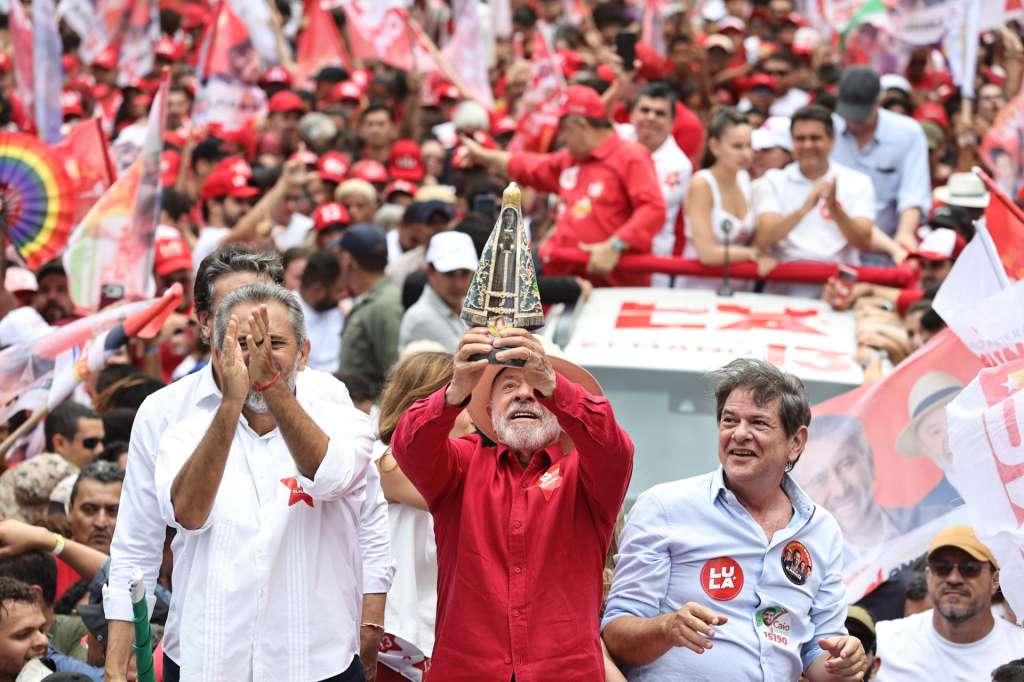 AME1330. FORTALEZA (BRASIL), 29/09/2026.- El presidente de Brasil y candidato a la reelección, Luiz Inácio Lula da Silva (c), sostiene una imagen de la Virgen de Aparecida durante un acto de campaña este martes en Fortaleza (Brasil). EFE/Jarbas Oliveira