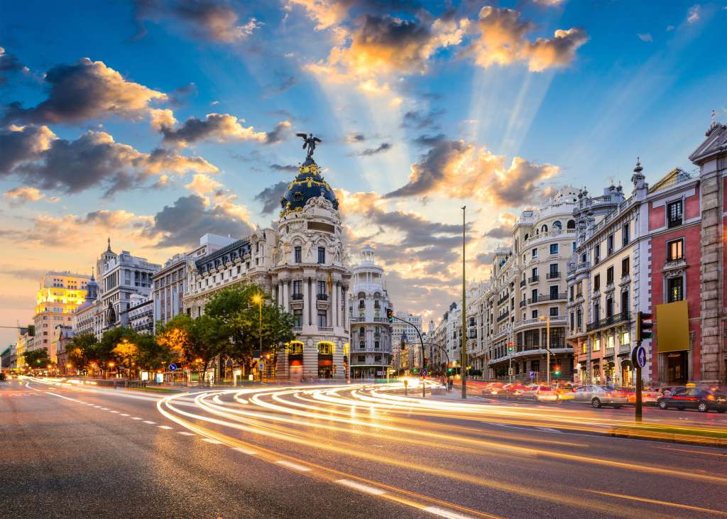 Madrid, España, ofrece a los viajeros una combinación de patrimonio, cultura, gastronomía y recorridos por sus barrios históricos.
