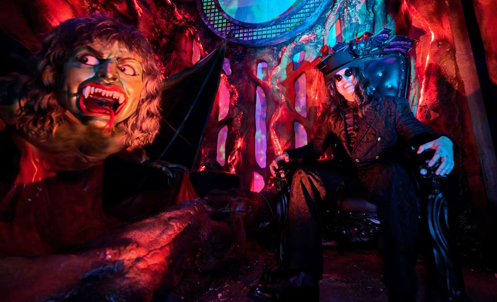 Halloween Horror Nights transforma Universal Studios Florida en un escenario de terror durante la noche.