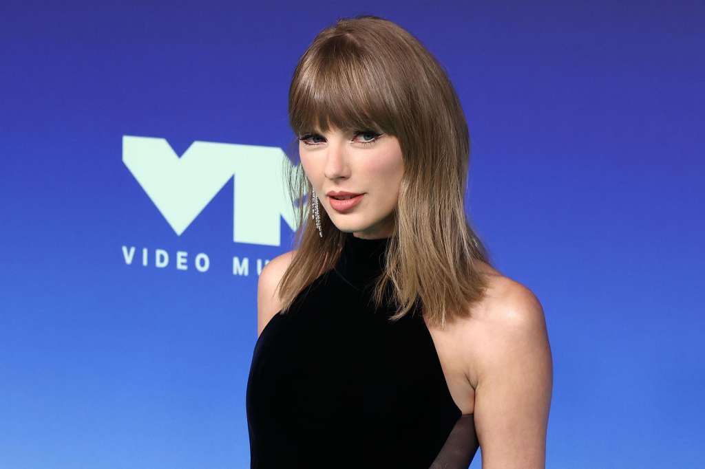 AME1060. LOS ÁNGELES (ESTADOS UNIDOS), 27/09/2026.- La cantante estadounidense Taylor Swift posa en la gala de los MTV Video Music Awards 2026 este domingo, celebrada en el Peacock Theater de Los Ángeles, California (EE.UU.). EFE/ Devon Guzzie