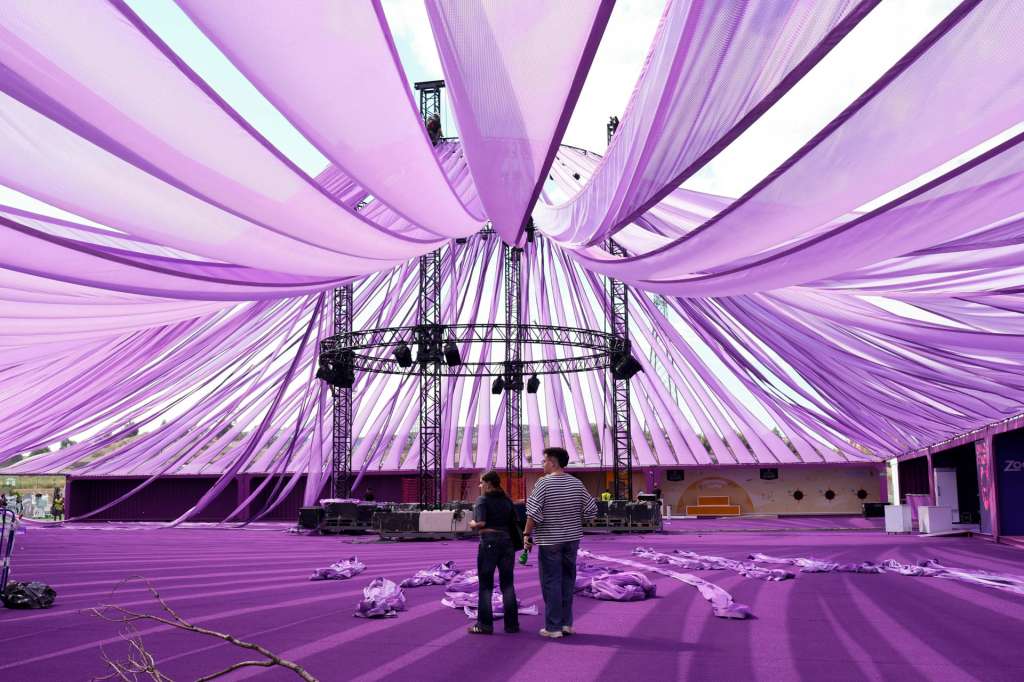 MADRID, 16/09/2026.- Macondo Park, la ciudad planteada por Shakira en el Ibedrola Music de Madrid para su histórica residencia en el país como final de su gira 'Las Mujeres Ya No Lloran', abre sus puertas a la prensa a solo dos días del primero de los doce conciertos de la colombiana. EFE/ Borja Sánchez-Trillo
