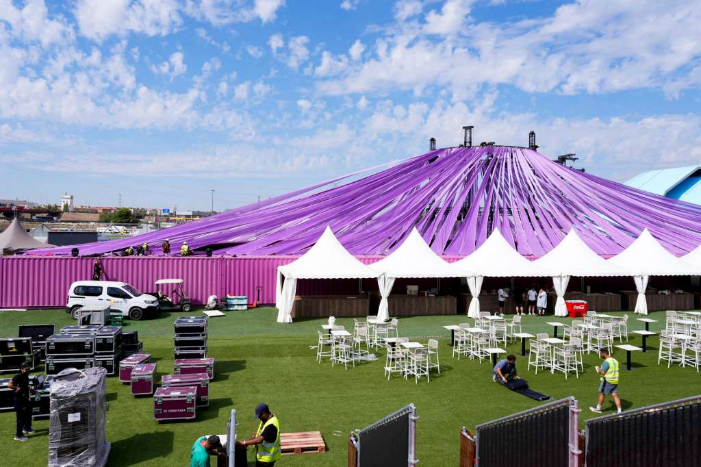 MADRID, 16/09/2026.- Macondo Park, la ciudad planteada por Shakira en el Ibedrola Music de Madrid para su histórica residencia en el país como final de su gira 'Las Mujeres Ya No Lloran', abre sus puertas a la prensa a solo dos días del primero de los doce conciertos de la colombiana. EFE/ Borja Sánchez-Trillo
