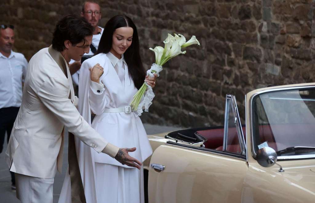 Montalcino (Italy), 24/09/2026.- Former Maneskin singer Damiano David (L) and US singer and actor Dove Cameron (R) leave after exchanging vows during their wedding in Montalcino, Siena, Italy, 24 September 2026. (Italia) EFE/EPA/FABIO DI PIETRO