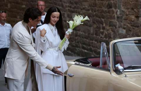 Los "looks" de Dove Cameron y Damiano David en su boda en Italia