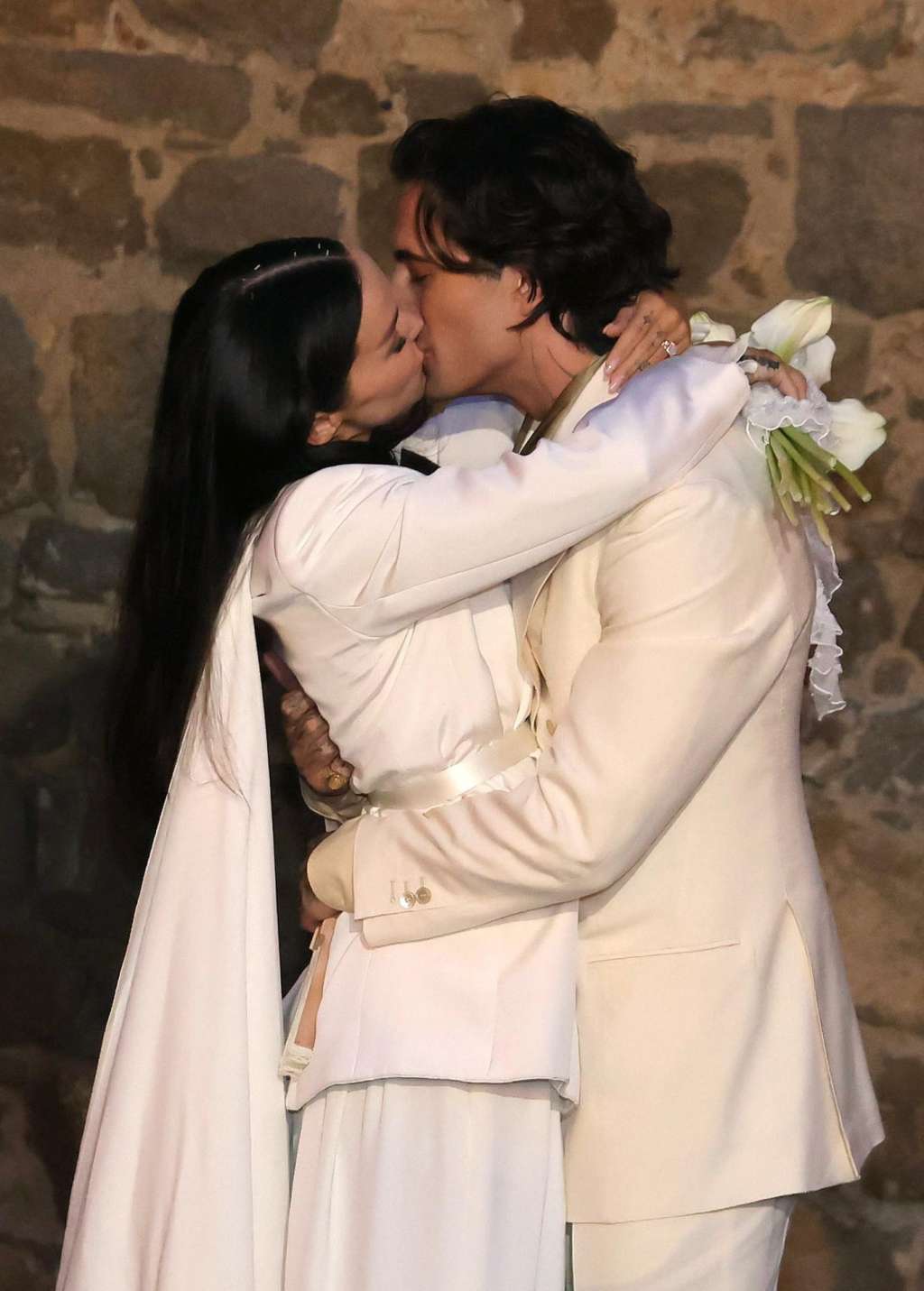 Montalcino (Italy), 24/09/2026.- Former Maneskin singer Damiano David (R) and US singer and actor Dove Cameron (L) kiss after exchanging vows during their wedding in Montalcino, Siena, Italy, 24 September 2026. (Italia) EFE/EPA/FABIO DI PIETRO