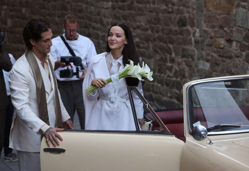 Montalcino (Italy), 24/09/2026.- Former Maneskin singer Damiano David (L) and US singer and actor Dove Cameron (R) leave after exchanging vows during their wedding in Montalcino, Siena, Italy, 24 September 2026. (Italia) EFE/EPA/FABIO DI PIETRO
