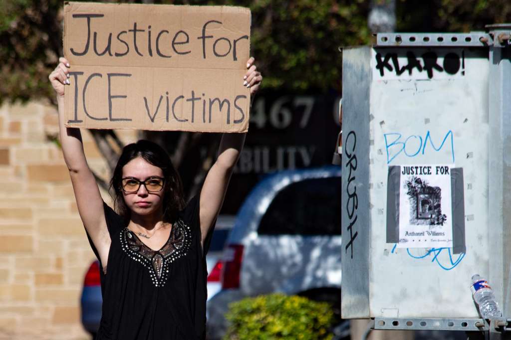 AMDEP2770. AUSTIN (ESTADOS UNIDOS), 22/09/2026.- Una persona sostiene este martes un cartel durante una manifestación en contra del Servicio de Inmigración y Control de Aduanas (ICE) luego que un agente hiriera gravemente a un migrante venezolano el pasado domingo, en Austin (Estados Unidos). Wilber Garcés, el migrante venezolano herido por los disparos de un agente, fue trasladado a un centro de detención en el sur de Texas después de pasar varias horas en un hospital, según informó su abogada. EFE/ Carlos Ramírez