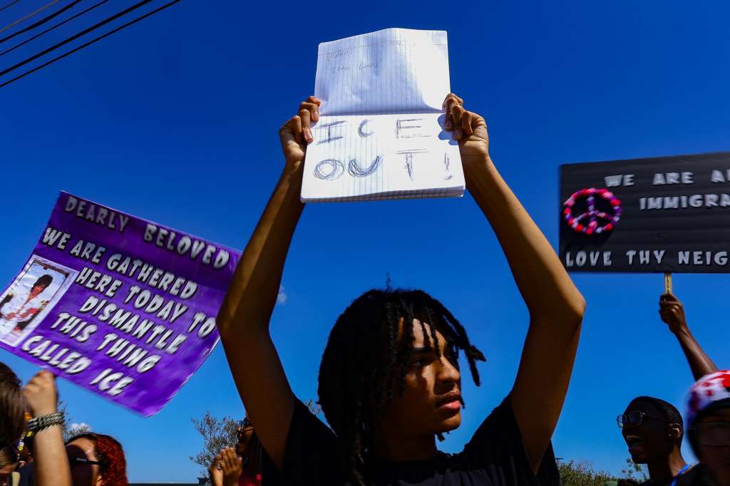AMDEP2774. PFLUGERVILLE (ESTADOS UNIDOS), 22/09/2026.- Un hombre sostiene un cartel durante una manifestación en contra del Servicio de Inmigración y Control de Aduanas (ICE) este martes, en Pflugerville (Estados Unidos). Un juez federal de Texas fijó para la próxima semana una audiencia para examinar una demanda que solicita la liberación y la suspensión de la deportación de Wilber Garcés, el venezolano a quien un agente de ICE hirió de un disparo y que permanece recluido en un centro de detención migratoria. EFE/ Carlos Ramírez