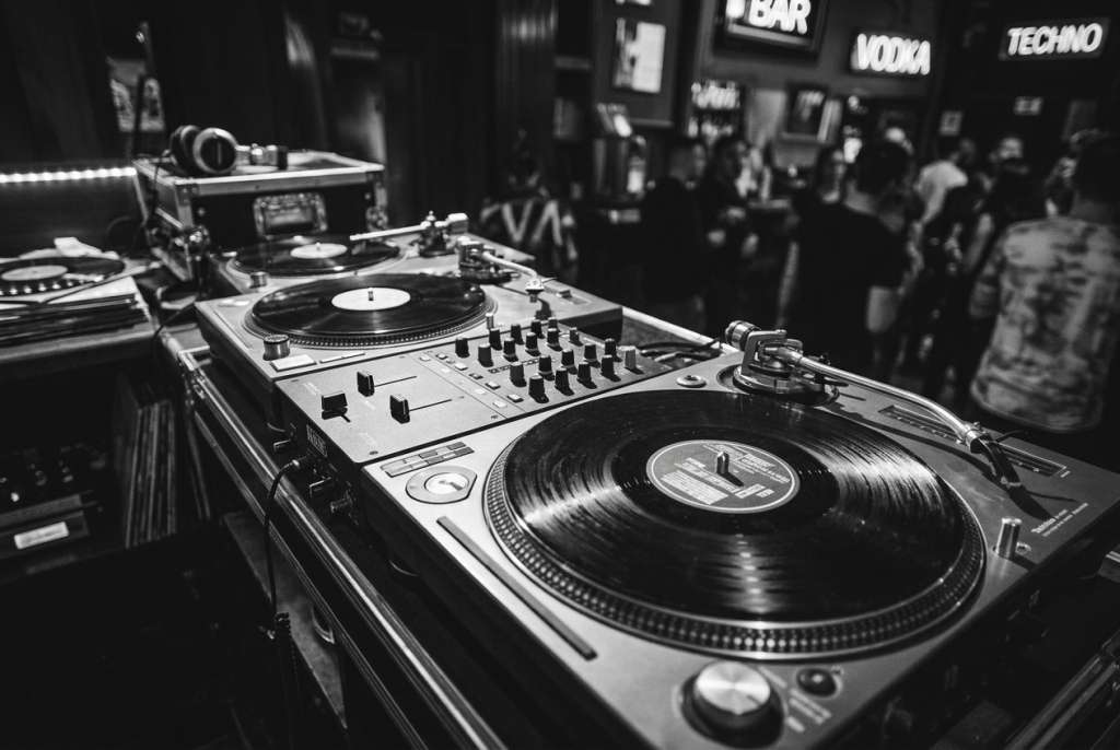Ante las restricciones de horario, durante la llamada hora zanahoria, surgieron en la ciudad espacios para seguir la fiesta hasta el amanecer, conocidos como After Party.