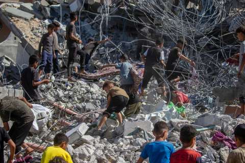 Edificio dañado por ataques israelíes colapsa en Gaza: 21 muertos, entre ellos 12 niños