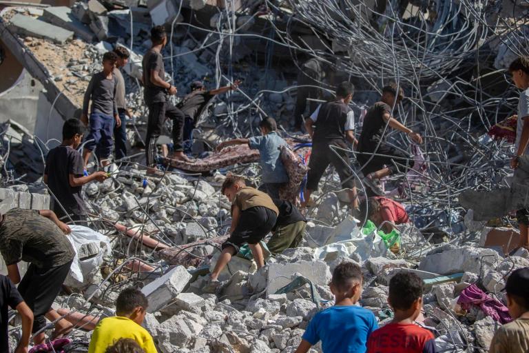 Edificio dañado por ataques israelíes colapsa en Gaza: 21 muertos, entre ellos 12 niños