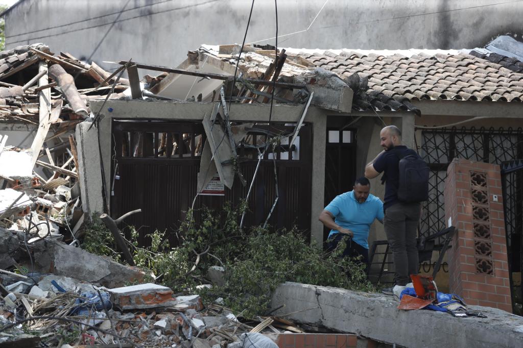AME6060. CALI (COLOMBIA), 10/09/2026.- Personas observan este miércoles una edificación afectada por el terremoto del pasado 10 de agosto de magnitud 7.4, en Cali (Colombia). Un mes después de que un terremoto en el oeste de Colombia causara 331 muertos, 4.500 heridos, al menos 111 desaparecidos y 466.700 afectados, persisten las necesidades sanitarias, de salud mental y alojamiento en las comunidades más afectadas, advirtió este jueves Cruz Roja. EFE/ Ernesto Guzmán