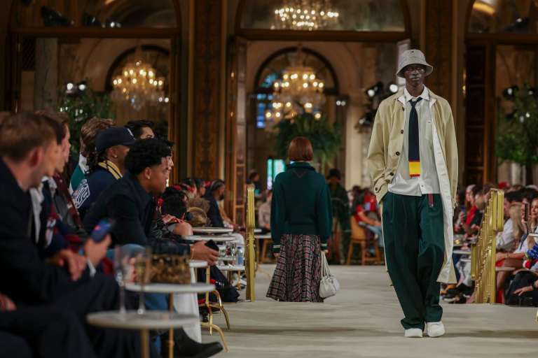 NEW YORK (United States), 10/09/2026.- Models present creations by Tommy Hilfiger for the New York Fashion Week Tommy Hilfiger runway at the Plaza Hotel in New York, New York, USA, 10 September 2026. (Moda, Nueva York) EFE/EPA/SARAH YENESEL